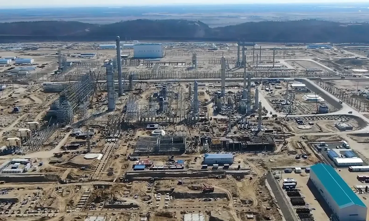 Geniş ölçekli petrokimya tesisi şantiyesi